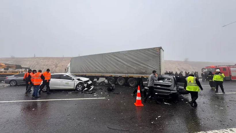 TAG Otoyolu'nda zincirleme kaza! İki ölü, biri ağır 10 yaralı - Resim: 3