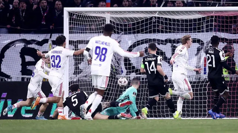 Hem baba hem teknik direktör! Oğlu maçta yere yığıldı, hemen yanına koştu - Resim: 4