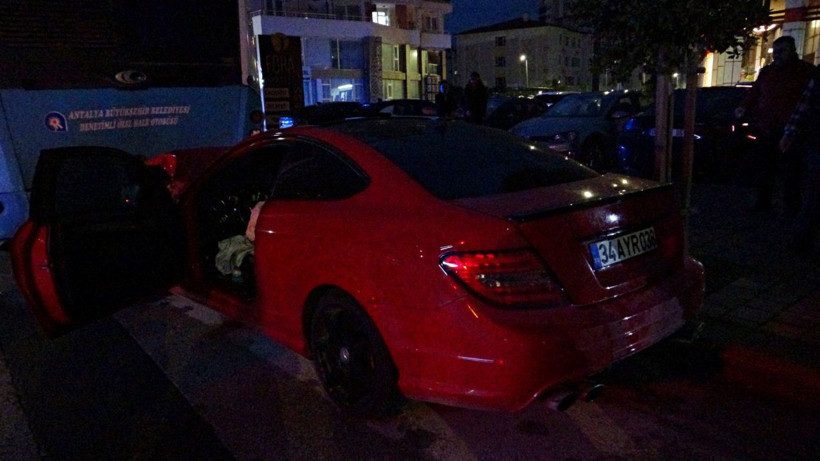 Lüks otomobil park halindeki otobüse çarptı - Resim: 4