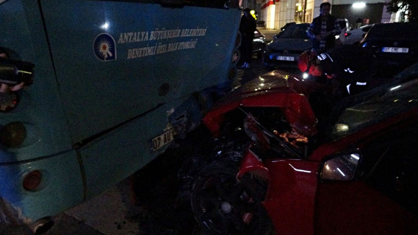 Lüks otomobil park halindeki otobüse çarptı - Resim: 3