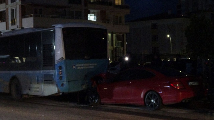 Lüks otomobil park halindeki otobüse çarptı - Resim: 2