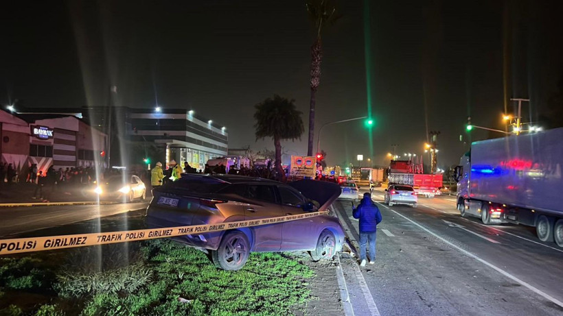 Araç yaya geçidinden geçmek isteyen vatandaşlara çarptı: 3 ölü, 3 yaralı - Resim: 1