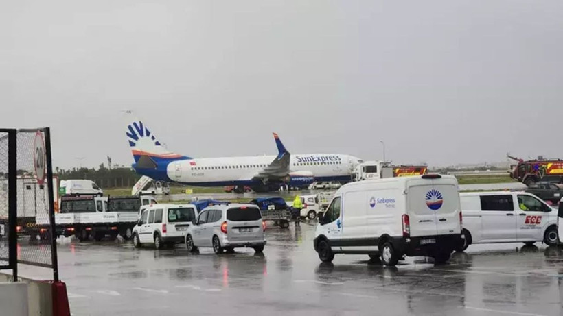 Antalya Havalimanı'nda korku dolu anlar: Uçağın tekeri yerinden çıkarak kanadı parçaladı - Resim: 3