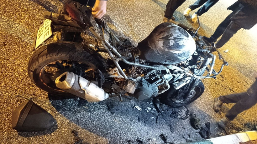 Osmaniye’de park halindeki motosiklet alev alev yandı - Resim: 3