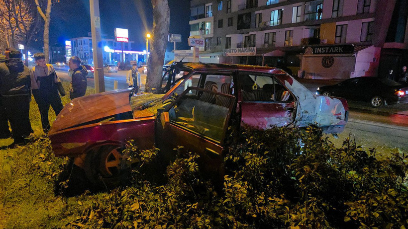 Otomobil refüjdeki ağaca çarptı: 1 kişi yaralandı - Resim: 3