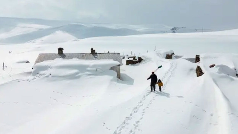 Bu köyün tek sakini onlar! 9 yıldır 3 metre karın altında 'nöbet' tutuyorlar - Resim: 2