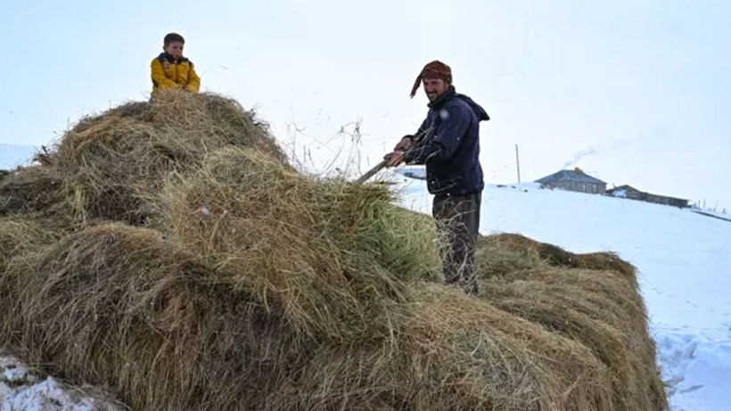 Bu köyün tek sakini onlar! 9 yıldır 3 metre karın altında 'nöbet' tutuyorlar - Resim: 4