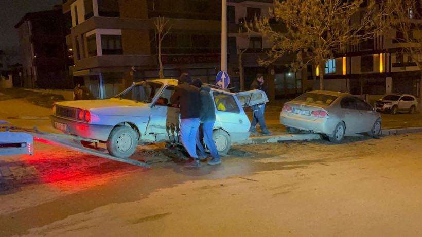 Eskişehir'de iki otomobil çarpıştı: 4 yaralı - Resim: 1