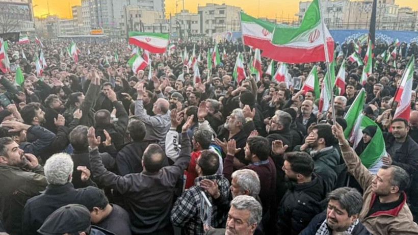 İran'da Hamaney'in ölümünün ardından gösteriler düzenlendi - Resim: 1