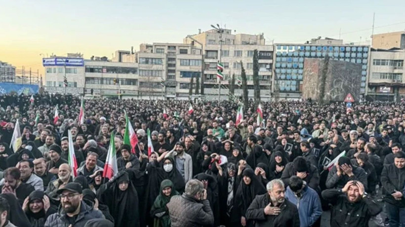 İran'da Hamaney'in ölümünün ardından gösteriler düzenlendi - Resim: 4