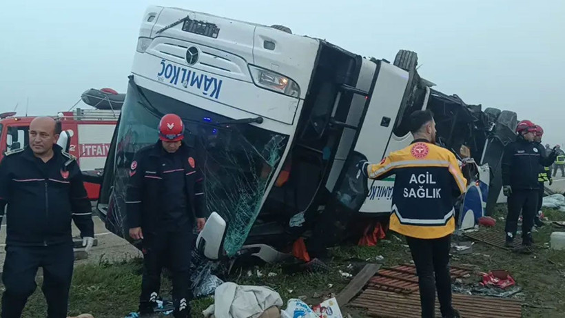 Adana'da yolcu otobüsü devrildi! Ölü ve yaralılar var - Resim: 2