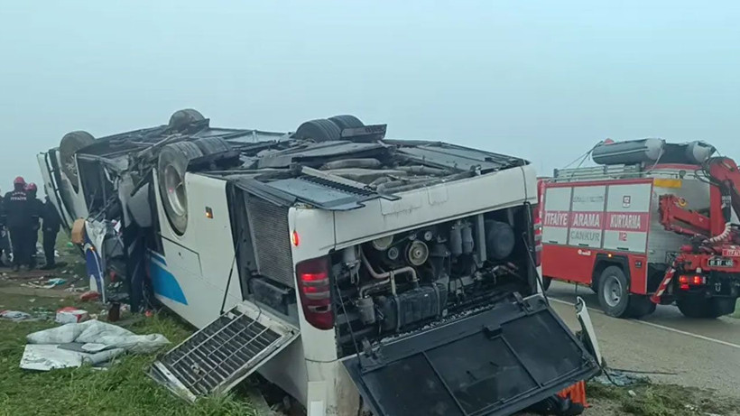Adana'da yolcu otobüsü devrildi! Ölü ve yaralılar var - Resim: 3