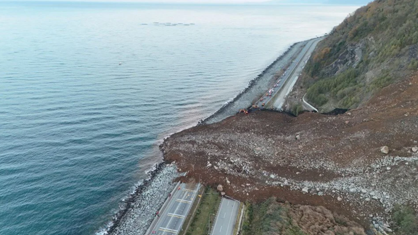 Artvin'de heyelan: Karadeniz Sahil Yolu ulaşıma kapandı - Resim: 4