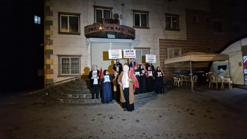 HDP önünde evlat nöbeti tutan aileler, gece nöbetine başladı - Resim: 2