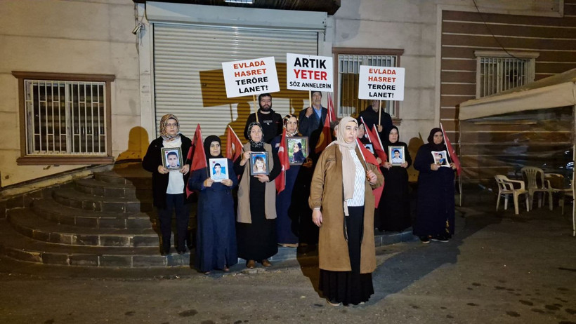 HDP önünde evlat nöbeti tutan aileler, gece nöbetine başladı - Resim: 1