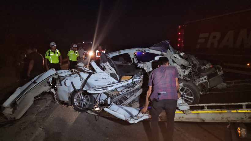 Park halindeki TIR’a çarpan otomobilin sürücüsü yaralandı - Resim: 3