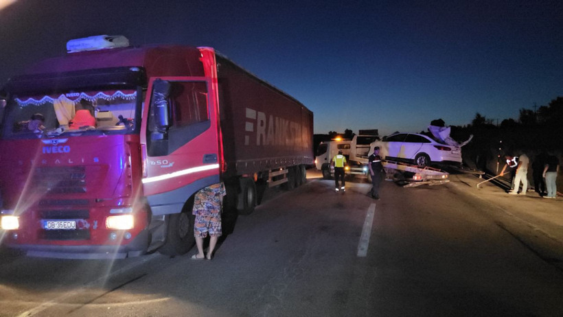 Park halindeki TIR’a çarpan otomobilin sürücüsü yaralandı - Resim: 1