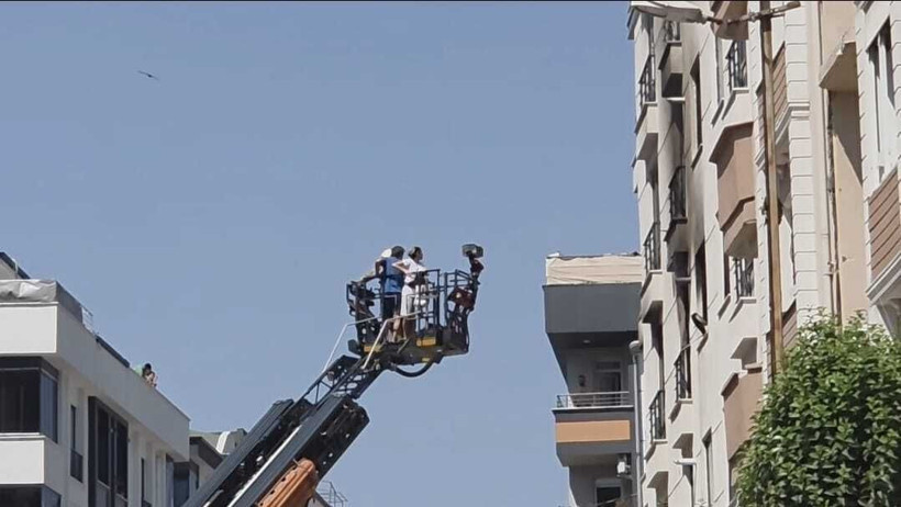 Avcılar'da 5 katlı binada yangın: 2 kişi pencereden atladı - Resim: 3