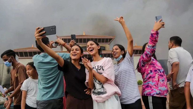 Nepal’de devlet çöktü: Sosyal medya yasağı sonrası isyan, istifa, firar, yangın - Resim: 2