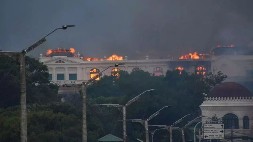 Nepal’de devlet çöktü: Sosyal medya yasağı sonrası isyan, istifa, firar, yangın - Resim: 3