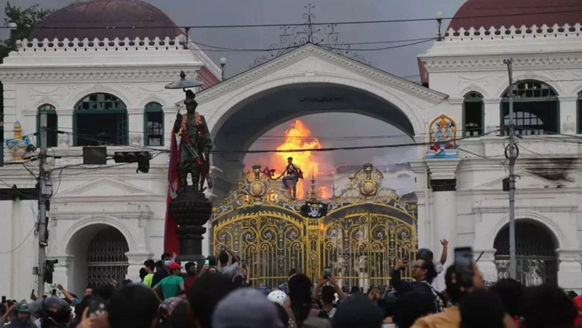 Nepal’de devlet çöktü: Sosyal medya yasağı sonrası isyan, istifa, firar, yangın - Resim: 4