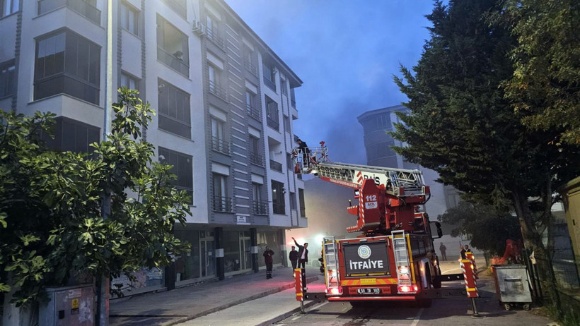 Otoparktaki yangında 2 otomobil küle döndü - Resim: 3
