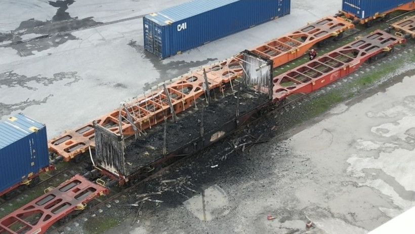 Küçükçekmece'de TIR'ın dorsesi alev alev yandı - Resim: 4