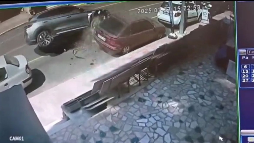 Yalova'da cip, park halindeki 2 otomobile çarparak devrildi - Fotoğraf: 4