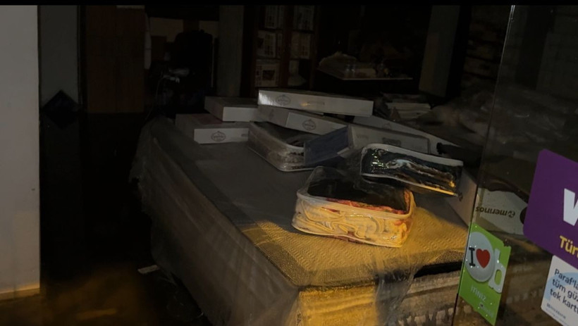 Beyoğlu’nda rögar taştı; halı dükkanı su altında kaldı - Resim: 3