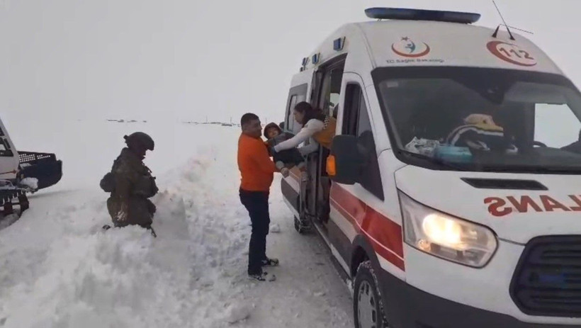 Kars'ta kar esareti: Hasta çocuklar için Mehmetçik ve ekipler seferber oldu - Resim: 2