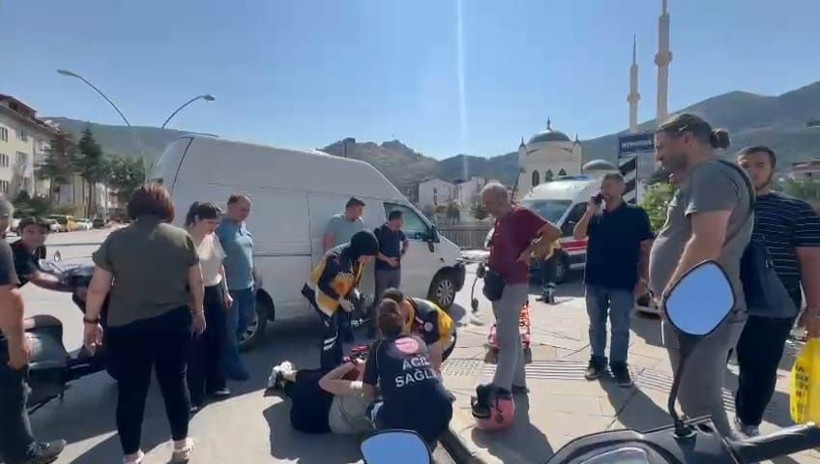 Minibüse çarpan motosikletin sürücüsü yaralandı; kaza anı kamerada - Resim: 2