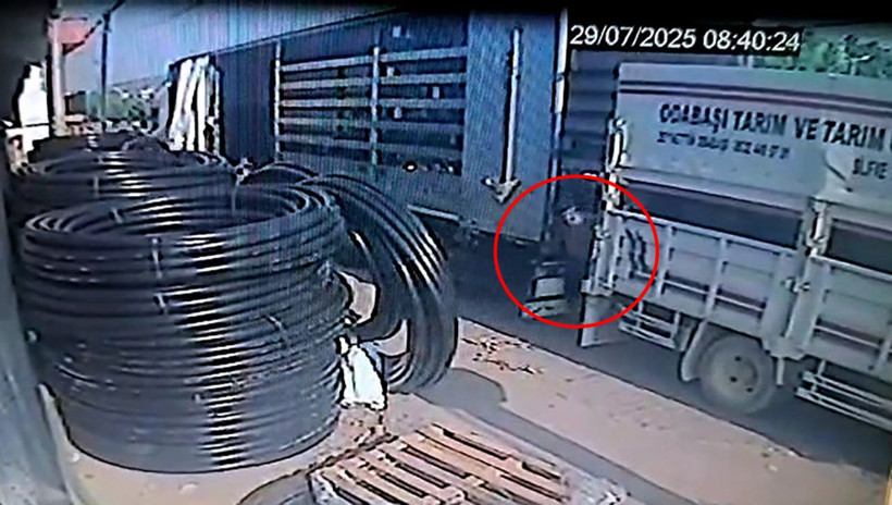 Manevra yapan kamyonet ile TIR’ın arasında sıkışan işçi öldü - Resim: 2