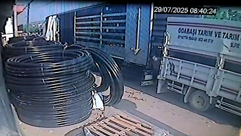 Manevra yapan kamyonet ile TIR’ın arasında sıkışan işçi öldü - Resim: 3