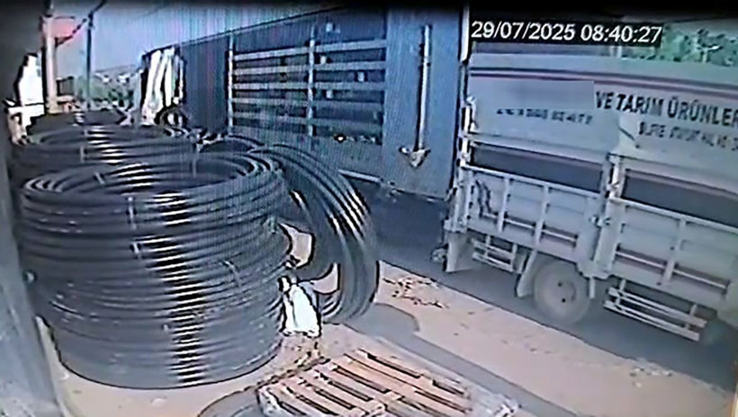Manevra yapan kamyonet ile TIR’ın arasında sıkışan işçi öldü - Resim: 1