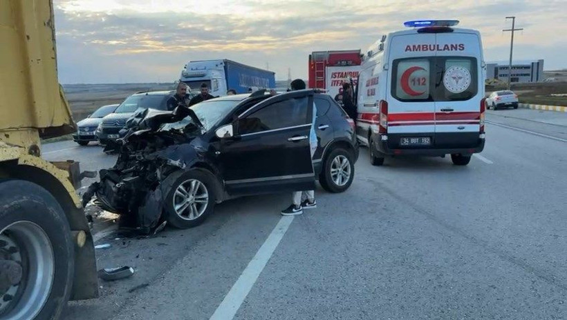 Silivri’de otomobil hafriyat kamyonuna çarptı: 2 yaralı - Resim: 4
