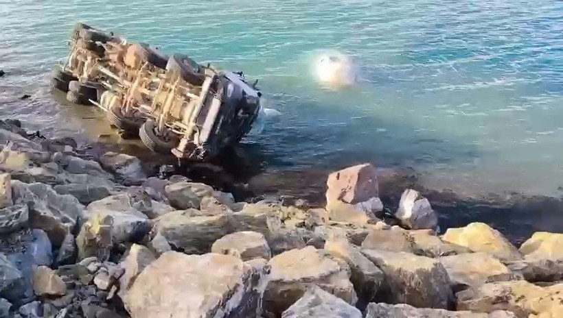 Hazar Gölü’ne uçan beton mikserinin şoförü kurtarıldı - Resim: 1