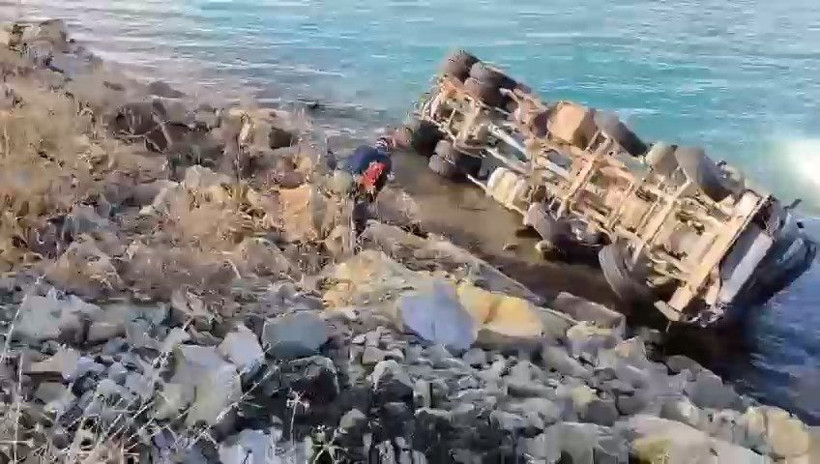Hazar Gölü’ne uçan beton mikserinin şoförü kurtarıldı - Resim: 4