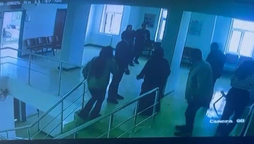 Şanlıurfa’da hasta yakını, 2 hemşireyi darbetti; o anlar kamerada - Resim: 1