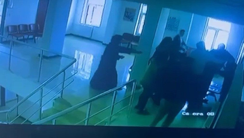 Şanlıurfa’da hasta yakını, 2 hemşireyi darbetti; o anlar kamerada - Resim: 2