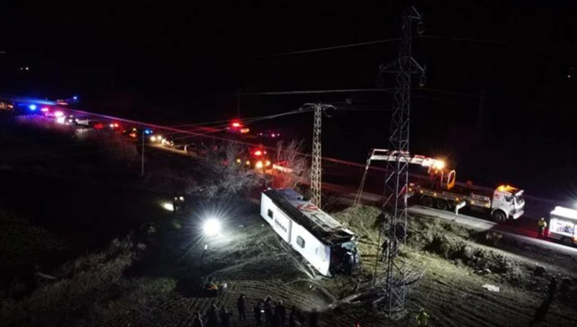 Erzincan'da yolcu otobüsü şarampole devrildi: 2 ölü, 31 yaralı - Resim: 2