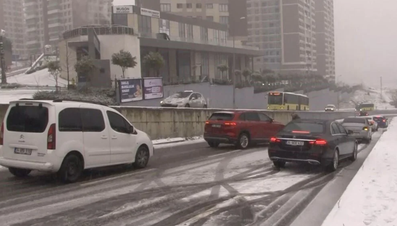 İstanbulluların kar çilesi! Yarın daha kötü olacak! Yolda kaldılar peş peşe kazalar oldu - Resim: 2