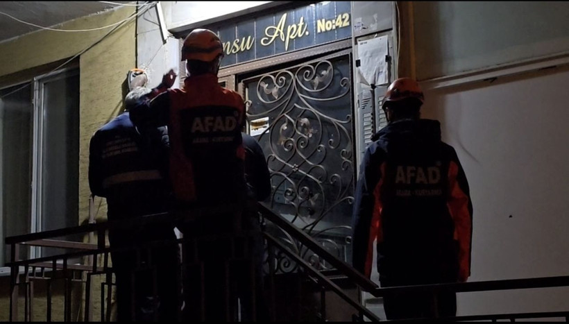 Kartal’da çatlaklar oluşan 4 katlı bina tahliye edildi - Resim: 4