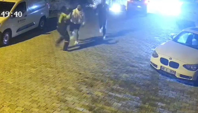 Takip ettikleri motosikletli kuryenin önünü kesip darbettiler - Resim: 2