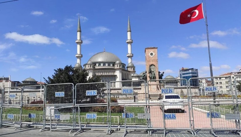 Taksim Meydan'na demir bariyerler getirildi! 1 Mayıs önlemi - Resim: 1