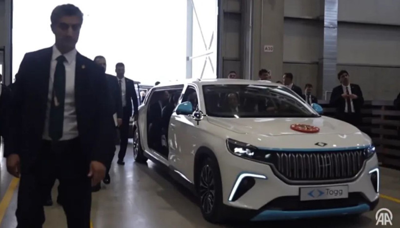 Togg'un limuzin versiyonu şaşırttı! Cumhurbaşkanı Erdoğan binip tesisi gezdi - Resim: 1