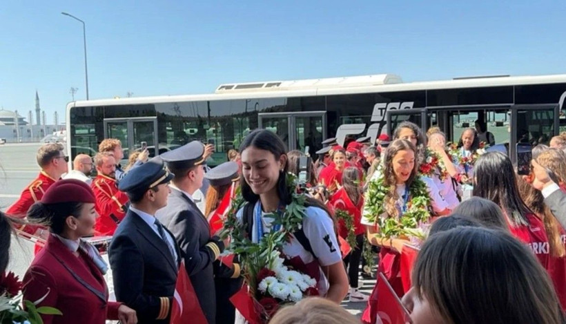 Şampiyonlar evinde! Filenin Sultanları'na coşkulu karşılama - Fotoğraf: 4