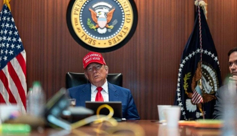 Trump, İran saldırısını böyle izledi! "Make America Great Again" yazılı şapka taktı - Resim: 4