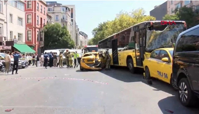 Taksim'de ortalık karıştı: 9 araç birbirine girdi - Resim: 1