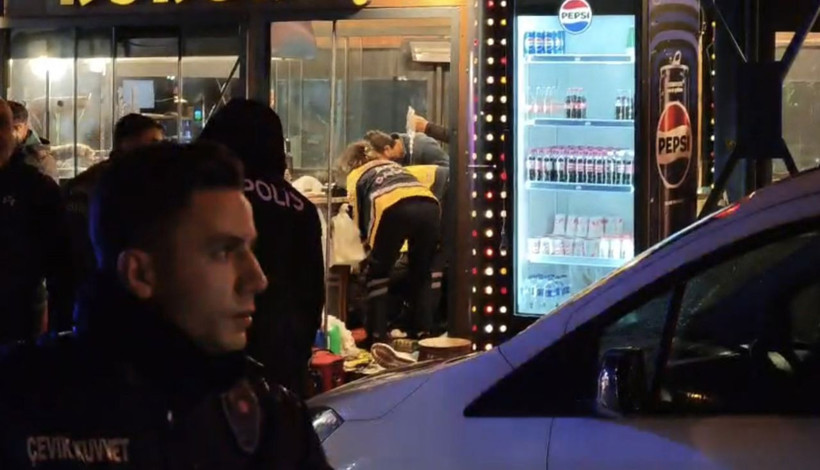 Edremit'te kokoreç dükkanına silahlı saldırı: 2'si ağır 3 yaralı - Resim: 4