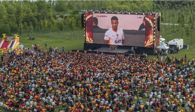 Galatasaray, 25. şampiyonluk kupasını aldı! Yenikapı'da taraftar rekoru kırıldı - Fotoğraf: 34